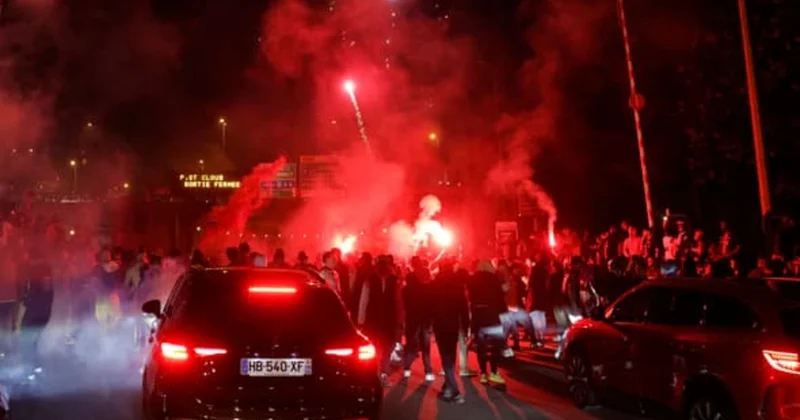 Parisdə avtomobil qələbəni qeyd edən PSJ fanatlarına çırpılıb