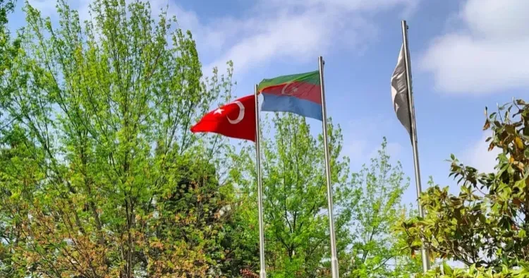 Türkiyədə parkda tərsinə asılan bayrağımız düzəldildi FOTO