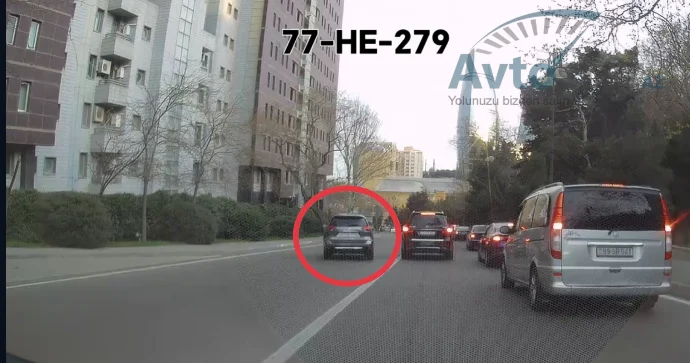 Tıxacda gözləyən sürücünün səbri çatmayıb əks yola çıxdı VİDEO