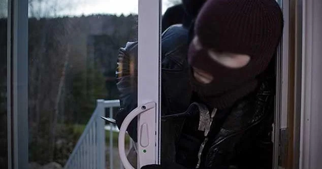 Bakıda evdən 8 min manatlıq oğurluq edildi