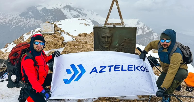 Aztelekom bayrağı Heydər Əliyev zirvəsində dalğalandı