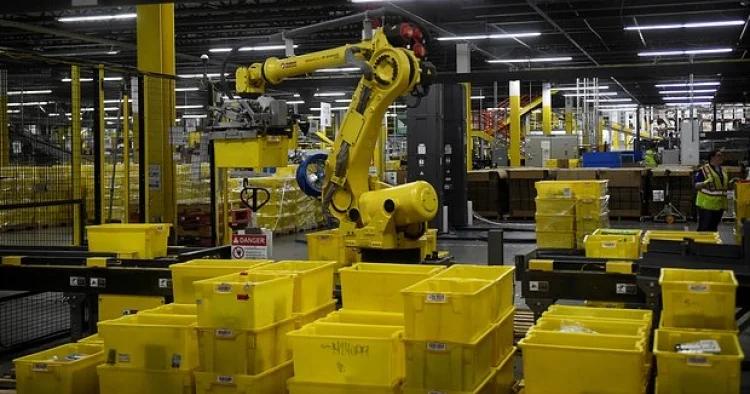 “Amazon” ağıllı robot yükləyicidən istifadə etməyə başlayıb
