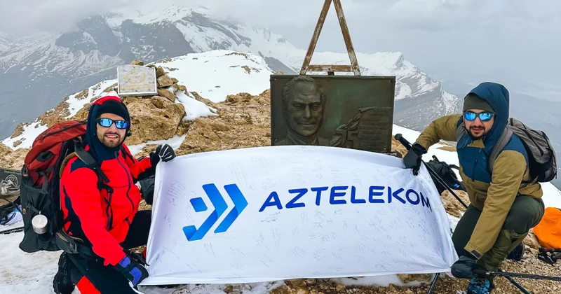 “Aztelekom” bayrağı Heydər Əliyev zirvəsində dalğalanıb