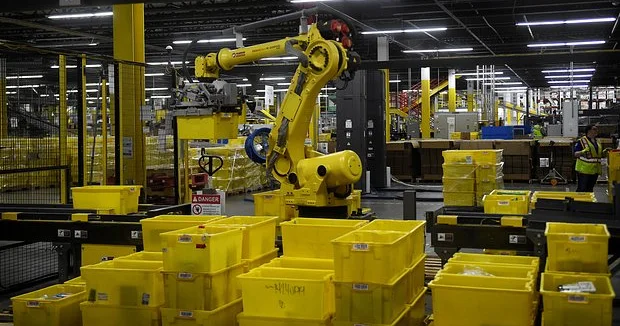 Amazon начали использовать на своих складах умного робота грузчика