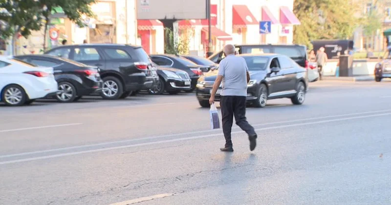Bakıda piyada olmaq avtomobil sürməkdən daha təhlükəli görünür EKSPERT