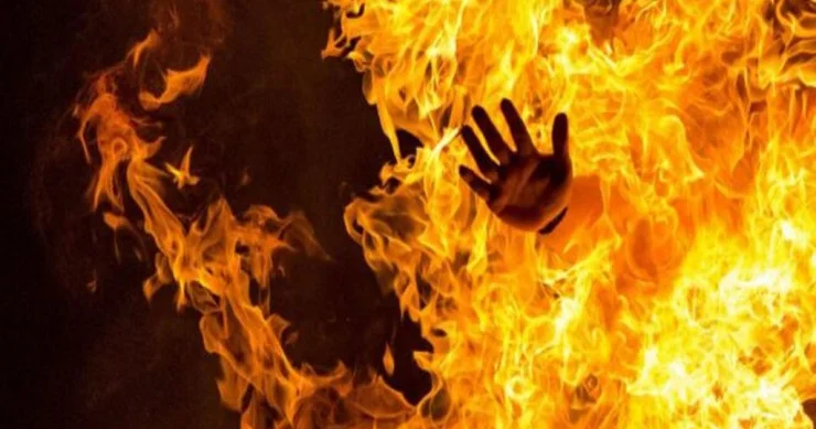 Qadın ərini polisə verən kişini diri diri yandırdı