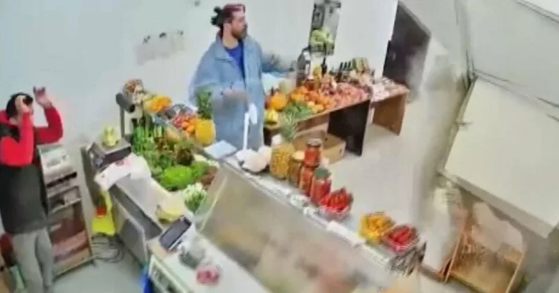 Rusiyada qorxunc hadisə: Supermarketdə satıcıların və müştərilərin başına tavan uçdu