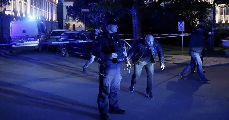 Varşava Universitetinə baltalı hücumda qadının başı kəsildi