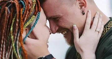 Hər iki ayağını itirən ukraynalı əsgər sevgilisinə evlilik təklifi edib və...