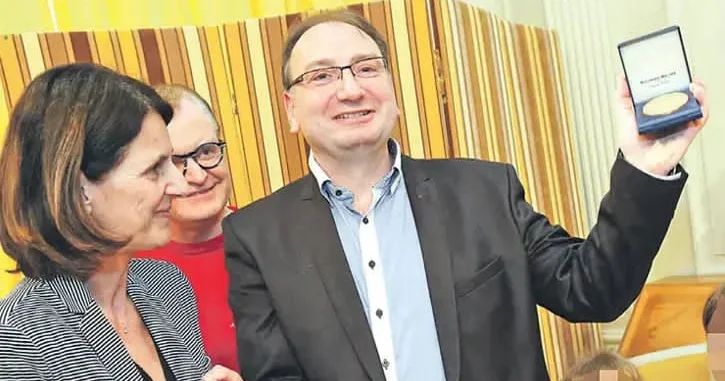 Özünə medal verən professor