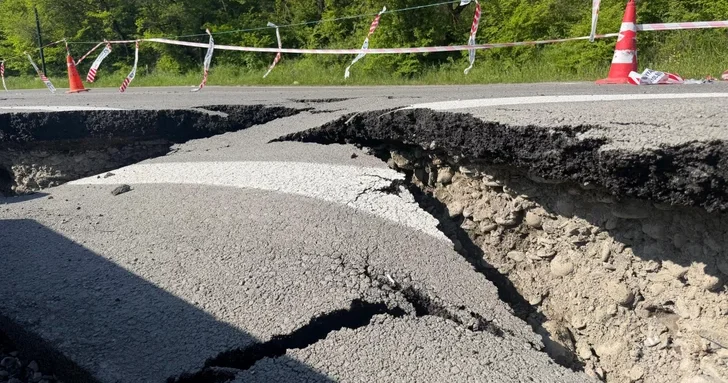 Оползень на Агсуинском перевале повредил трассу Баку Шамахы Евлах, движение ограничено