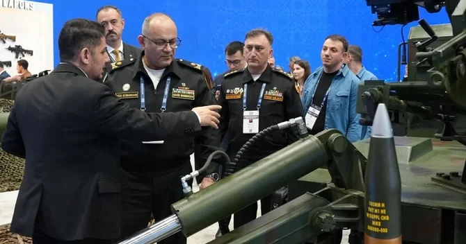 Şahin Məmmədov SAHA 2026 da Türkiyənin kamikadze dəniz dronu ilə tanış olub