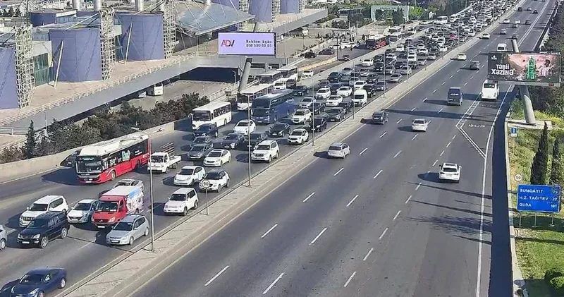 На пятнадцати бакинских дорогах затруднено движение транспорта