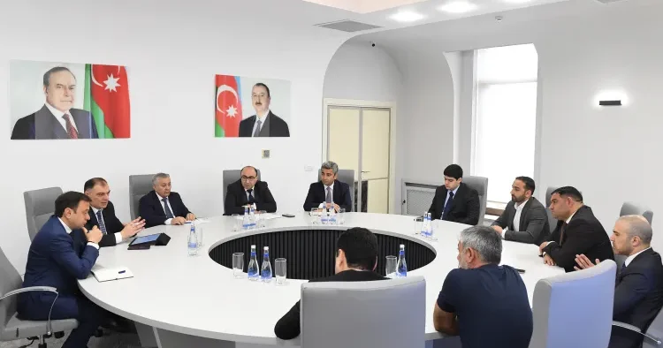 “Azərişıq” ASC və “Ticarət Şəbəkələrinin İnkişafı” İctimai Birliyinin nümayəndələri arasında görüş keçirildi FOTO