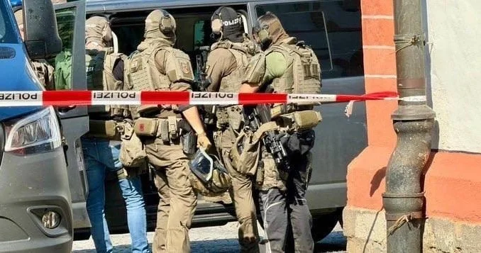 Almaniyada banka silahlı HÜCUM Əməkdaşlar girov götürüldü FOTO