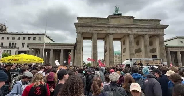 В Берлине 2 тыс. школьников протестуют против закона о военной службе