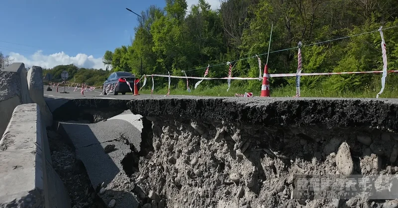 На перевале Агсу произошел оползень, создана опасность для водителей ОБНОВЛЕНО