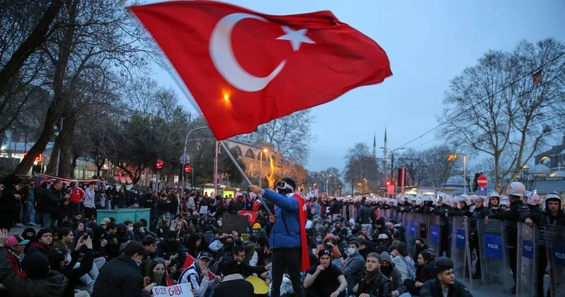 Ankarada bayrağı təhqir etdiklərinə görə altı nəfər saxlanılıb