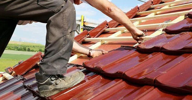 Qax sakini damdan yıxıldı