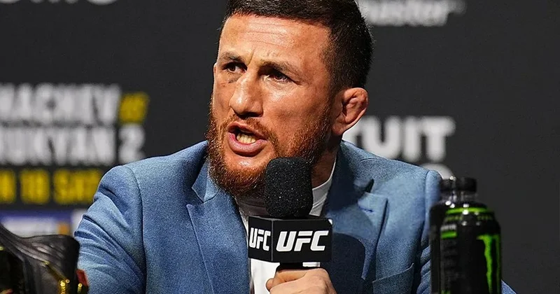 Грузинский боец защитил титул чемпиона UFC в легчайшем весе