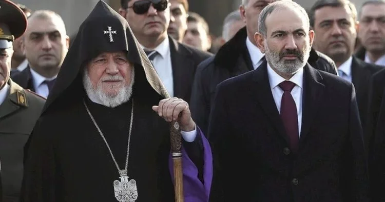 “Peşəkar”la “zinakar”ın davası