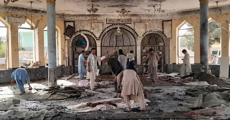 Yəməndə namaz vaxtı məscidə hücum edildi Ölənlər və yaralılar var