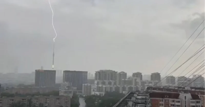 Moskvada Ostankino teleqülləsini ildırım vurdu