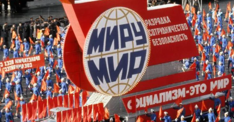 Москвич написал советский лозунг Миру мир . Его задержали