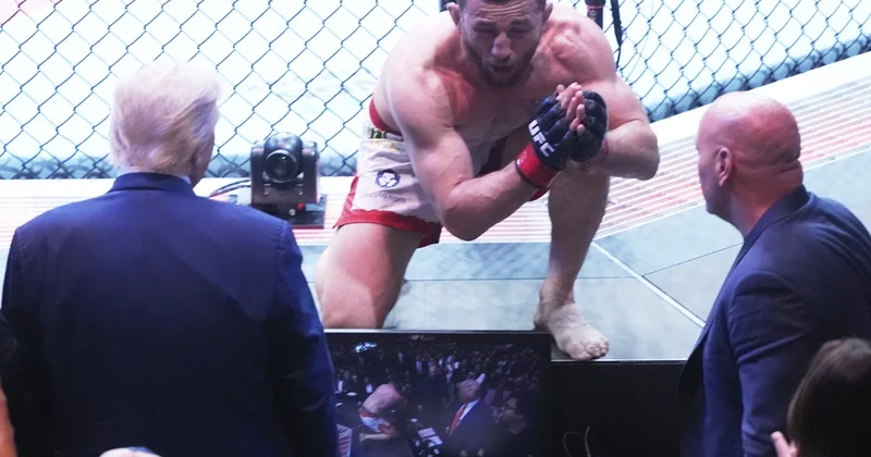 Gürcü UFC döyüşçüsü Trampın qarşısında diz çökdü