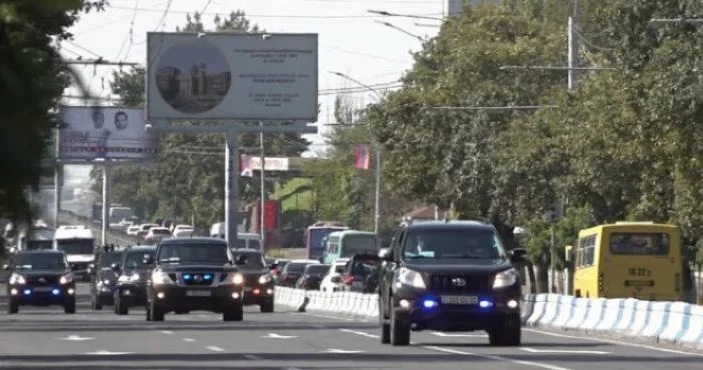 Paşinyanın korteji qəzaya düşdü