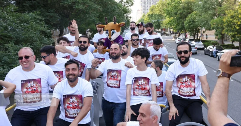 Minifutbol üzrə dünya çempionu olan Azərbaycan yığmasının oyunçuları şəhər gəzintisində