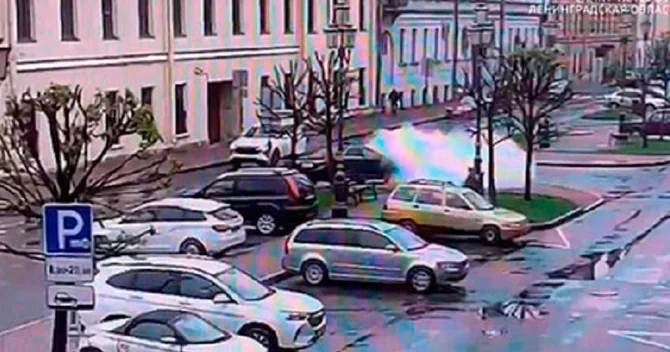 Rusiyada məktəbli polis əməkdaşının maşınını yandırdı ANBAAN VİDEO