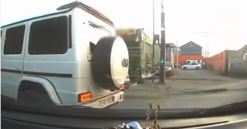 Qırmızıda keçdi, irad bildirən sürücünün də maşınını vurdu Video