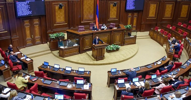 ​Ermənistan parlamentində mandatlar bölündü: Paşinyanın partiyası yerlərin əksəriyyətini qazandı