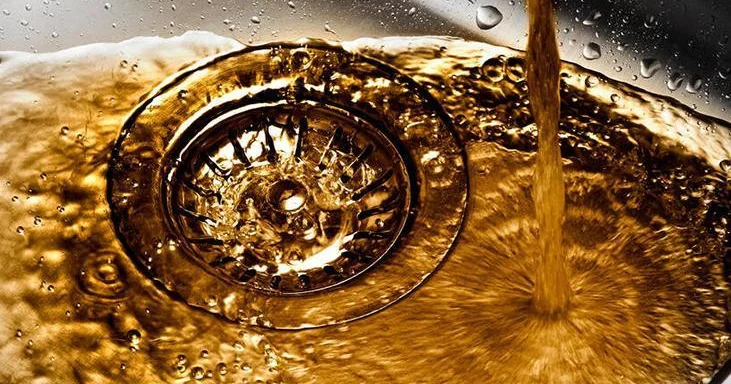 Su çanağına tökülən yağ boruları tıxayır Mütəxəssislər xəbərdarlıq edir