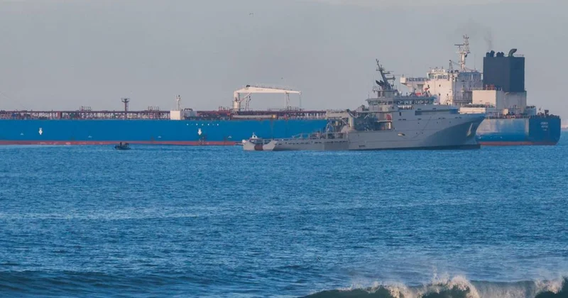Евросоюз разрешил военным досматривать российские суда