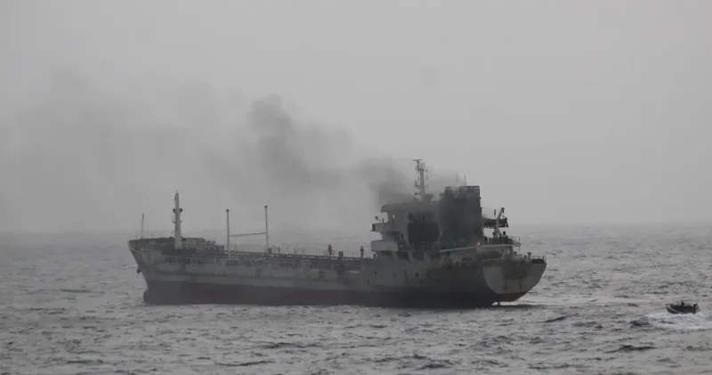 У берегов Омана загорелся танкер с 24 индийскими моряками на борту