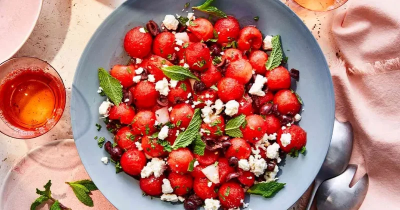 Tez bazar hazırlanan sərin, yüngül qarpız salatı