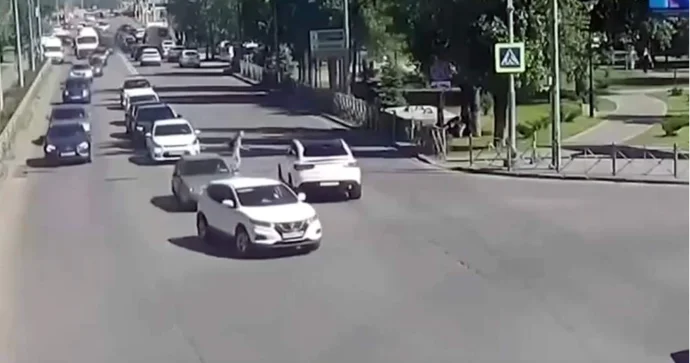 18 yaşlı gənc sürücü Mercedes lə yolu keçən məktəblini vurdu VİDEO