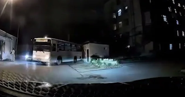Bakıda sərnişin avtobusu yarımçıq tikiliyə çırpıldı ANBAAN VİDEO