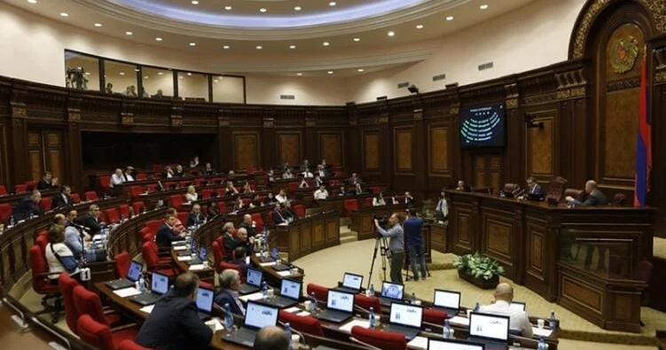 “Çiçəklənən Ermənistan” parlamentdən kənarda qaldı