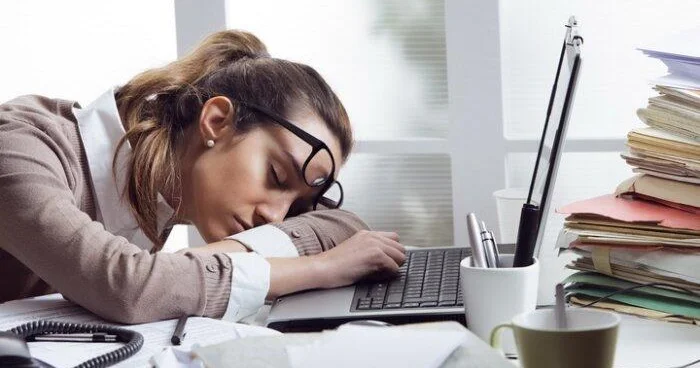 İşə çatan kimi yuxunuz gəlir? Bu üsullar sizi dərhal ayıldacaq