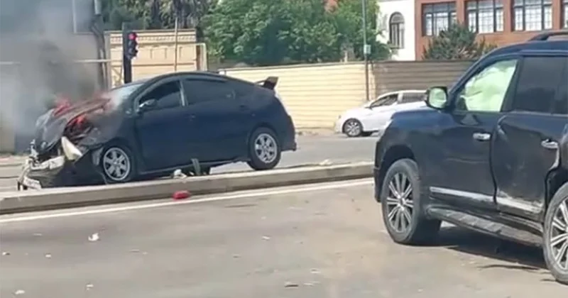 “Land Cruiser”lə toqquşan “Prius” alovlandı Video