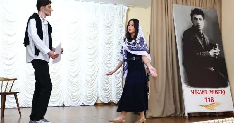 Məktəblilər dahi şairi səhnədə andılar