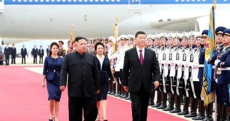 Çin liderini Kim Çen In şəxsən qarşıladı
