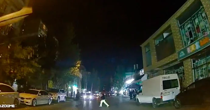 Piyada keçidinin sağından solundan keçib təhlükə yaratdılar VİDEO