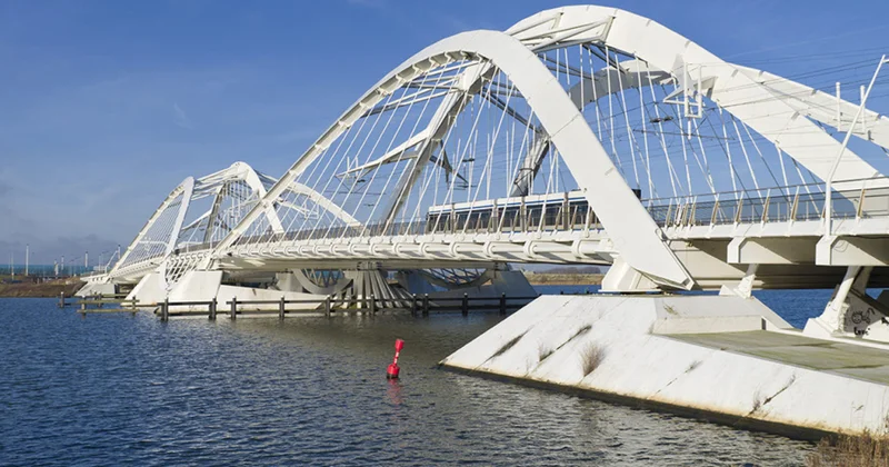 Amsterdamda çay üzərində 650 milyon avroya körpü tikiləcək