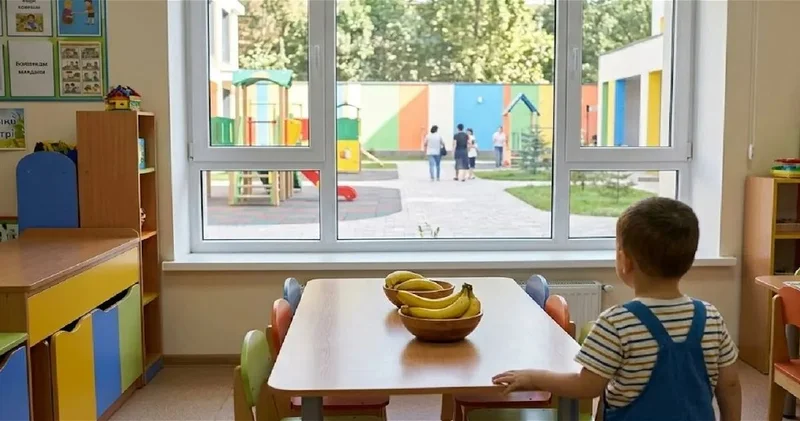 В казахстанском детсаду детям раздали фрукты ради фото и забрали назад ВИДЕО