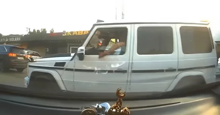 Агрессия на дороге: в Масазыре водитель Mercedes Geländewagen умышленно разбил чужую машину