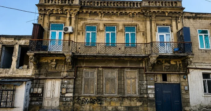 Yasamalda sökülən ərazilərdə bəzi evlərin memarlıq üslubu necə fərqlənir? FOTO